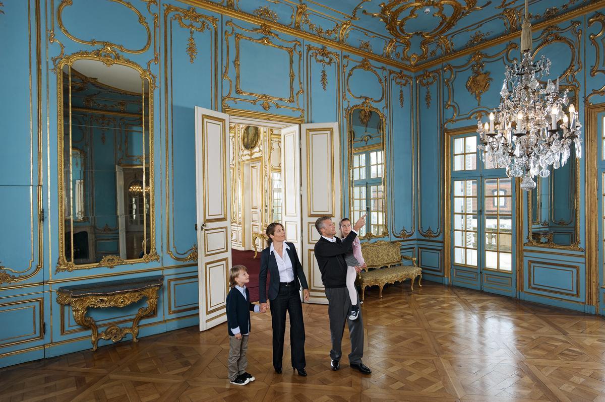 Familie im Schlosssaal, Schloss Solitude, Foto: Staatliche Schlösser und Gärten Baden-Württemberg, Niels Schubert