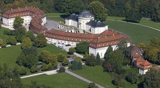 Luftansicht von Schloss Solitude mit Offizien- und Kavaliersbauten, Foto: Staatliche Schlösser und Gärten Baden-Württemberg, Achim Mende