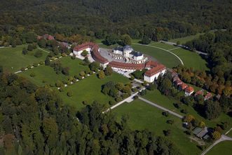 Luftaufnahme vom Schloss im Grünen