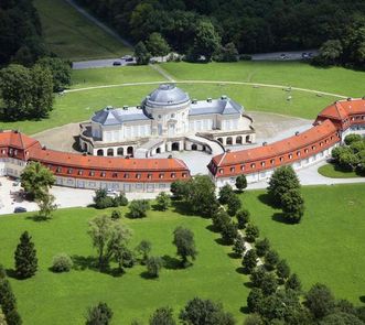 Luftansicht von Schloss Solitude mit Offizien- und Kavaliersbauten