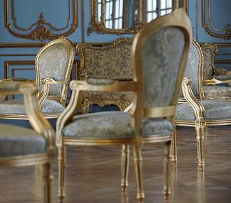Vergoldete Stühle im Schloss Solitude, Foto: Staatliche Schlösser und Gärten Baden-Württemberg, Niels Schubert