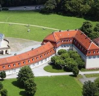 Luftansicht des östlichen Flügelbaus von Schloss Solitude mit der Wohnung Herzog Carl Eugens