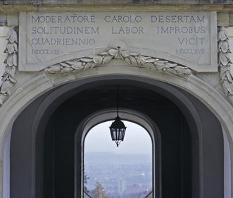 Inschrift an der südlichen Seite der Schlossdurchfahrt von Schloss Solitude, Foto: Staatliche Schlösser und Gärten Baden-Württemberg, Andrea Rachele