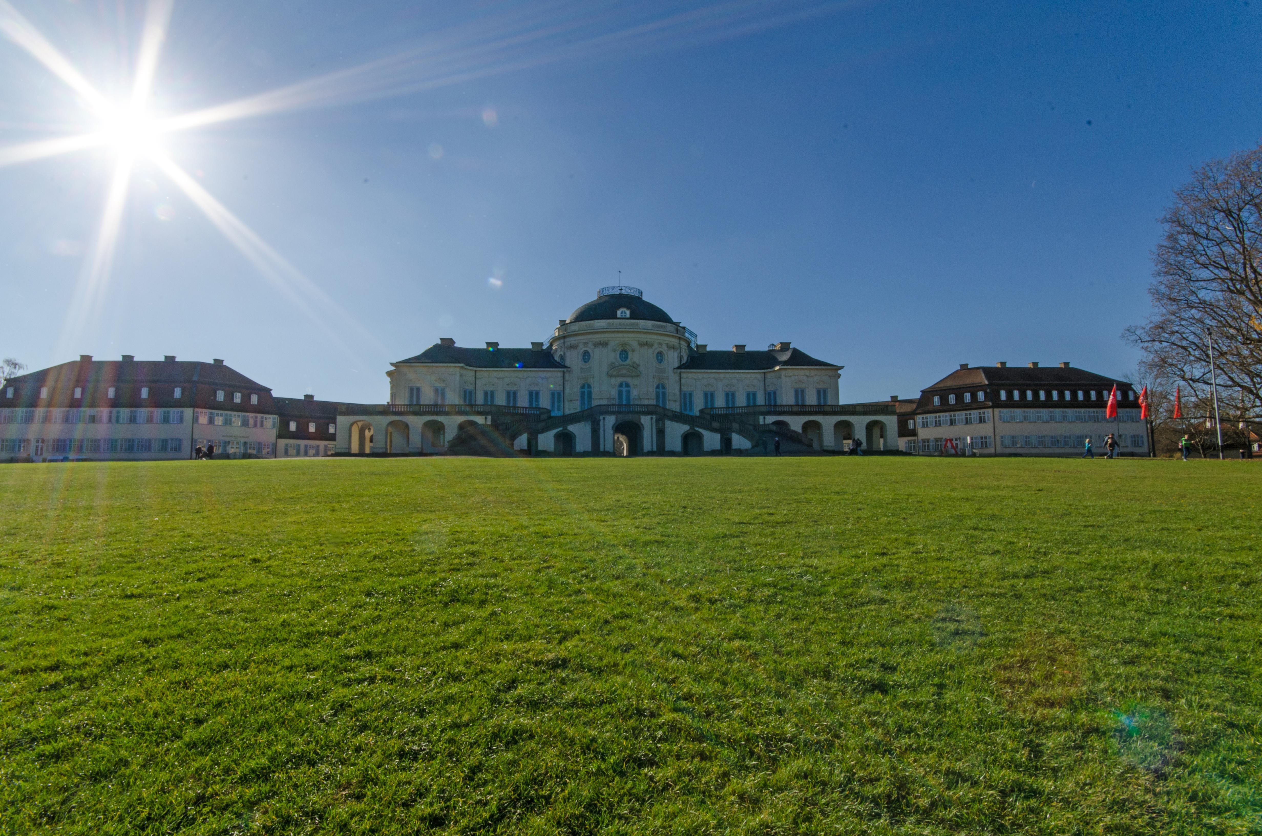 Schloss Solitude im Herbst, Foto: Staatliche Schlösser und Gärten Baden-Württemberg, Norbert Stadler