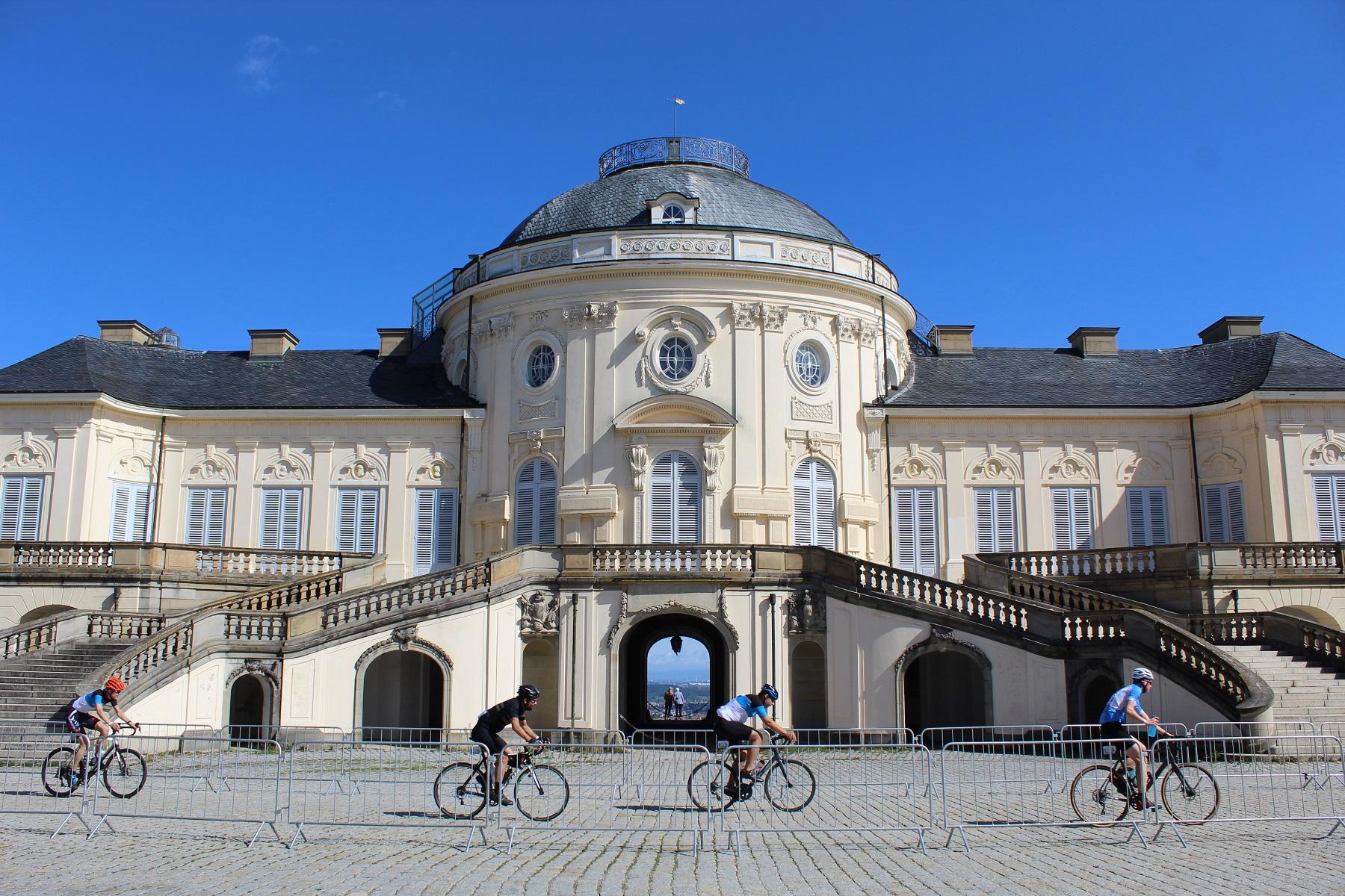 Schloss Solitude, Radfahrer vor Schloss Solitude