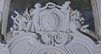 Monogramm Herzog Carl Eugens über der südlichen Eingangstür zum Weißen Saal, Foto: Staatliche Schlösser und Gärten Baden-Württemberg, Andrea Rachele