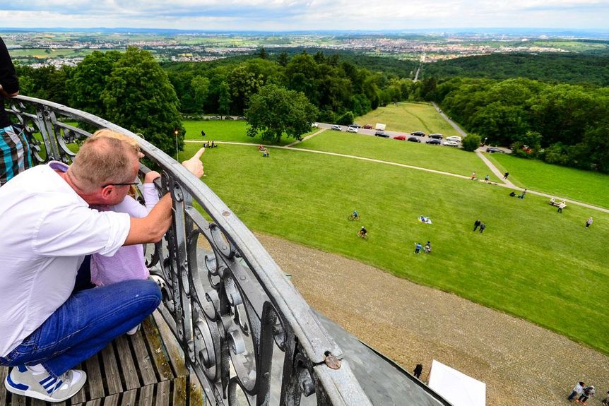 Schloss Solitude, Besucher genießen den Ausblick von der Terrasse 