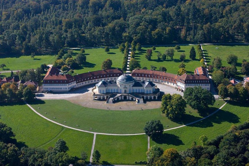 Schloss Solitude, außen, Laufaufnahme 