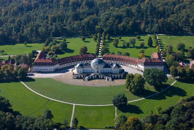 Schloss Solitude, Luftaufnahme vom Schloss