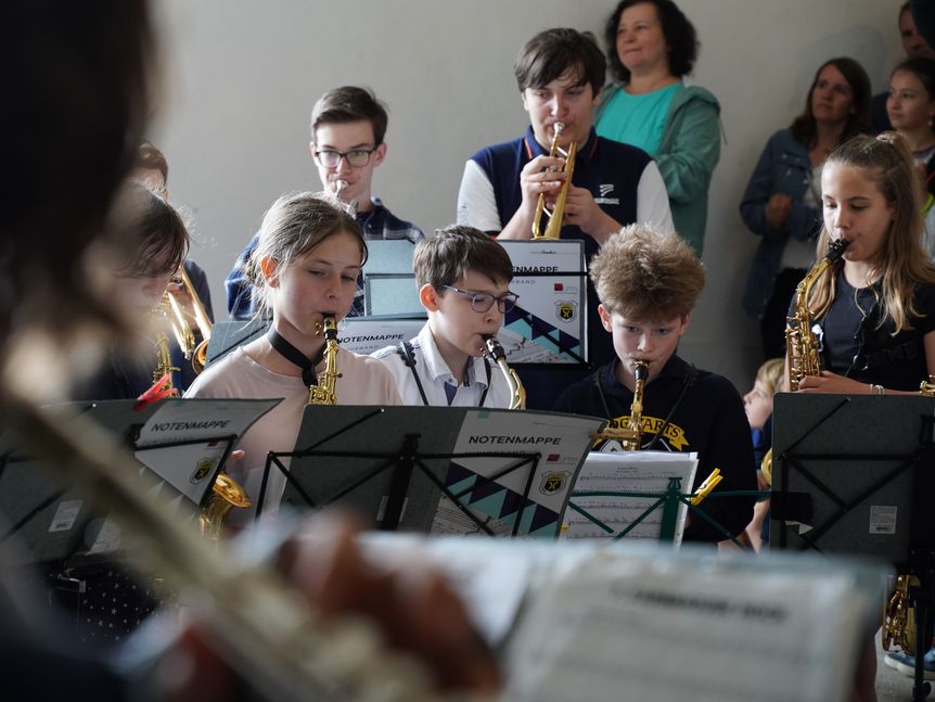 Die jungen Musikerinnen und Musiker sorgen für musikalische Unterhaltung