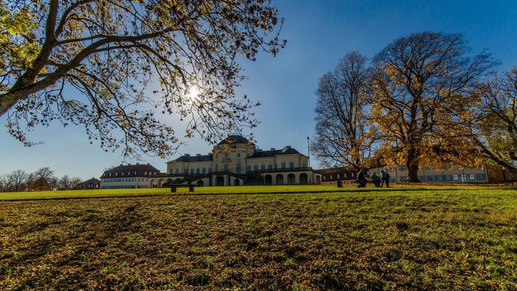 Schloss Solitude, herbstliche Außenansicht