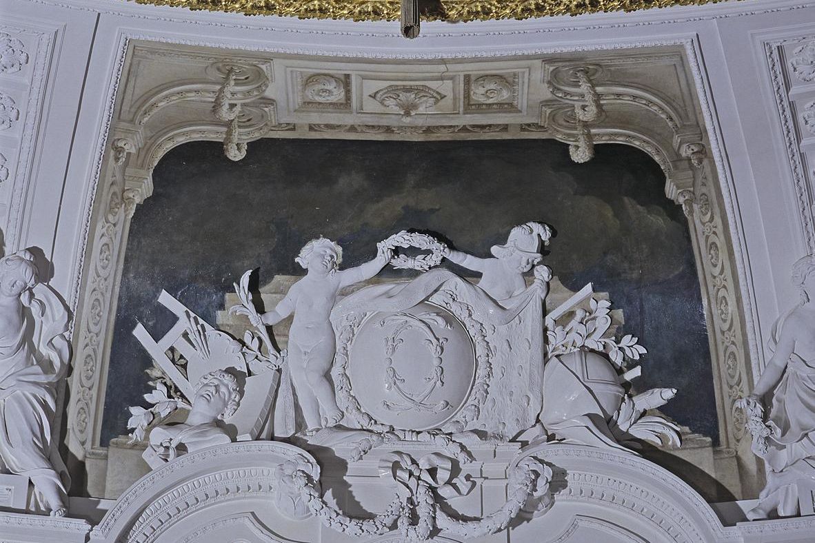 Monogramm Herzog Carl Eugens über der südlichen Eingangstür zum Weißen Saal, Foto: Staatliche Schlösser und Gärten Baden-Württemberg, Andrea Rachele