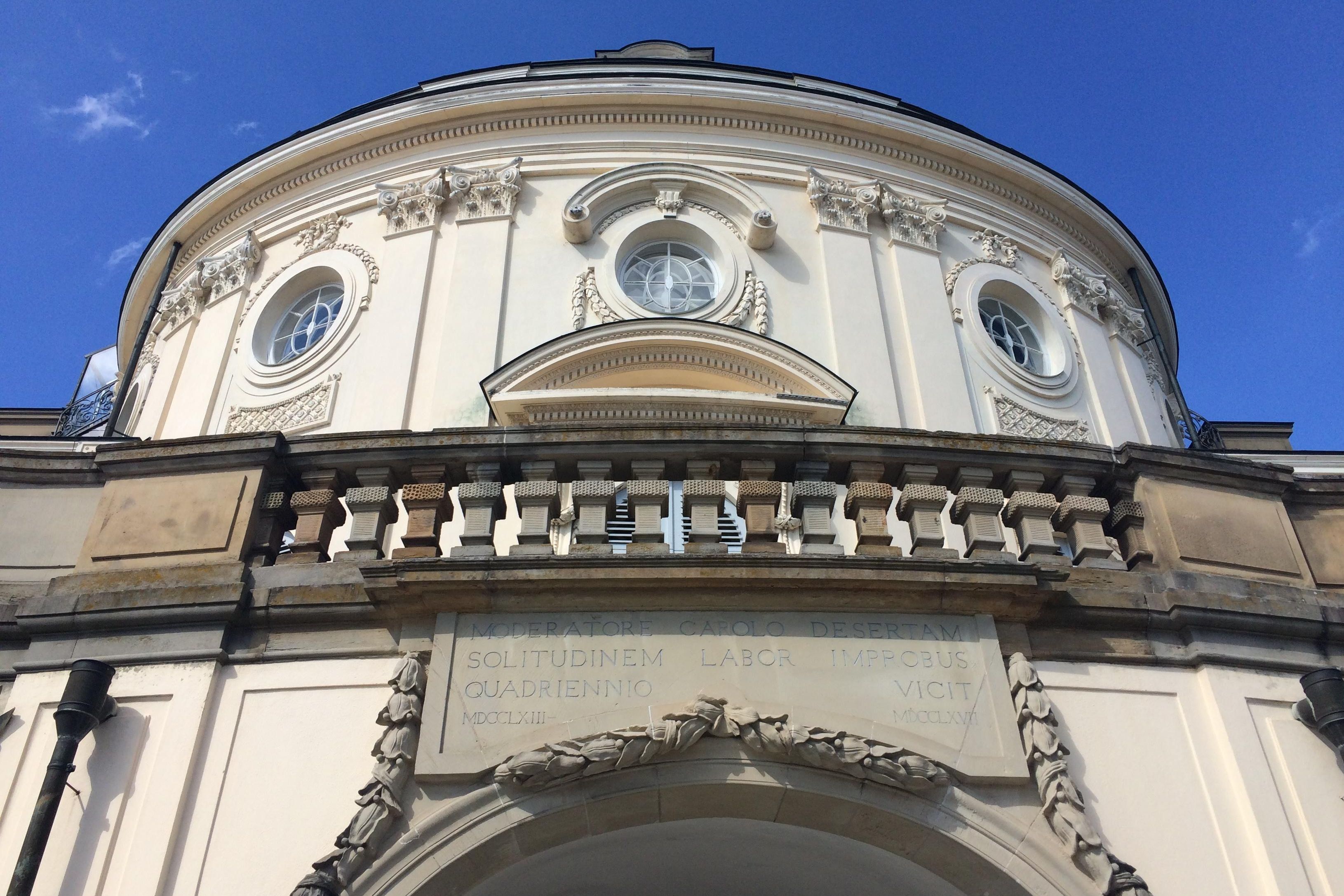 Inschrift an der südlichen Seite der Schlossdurchfahrt von Schloss Solitude