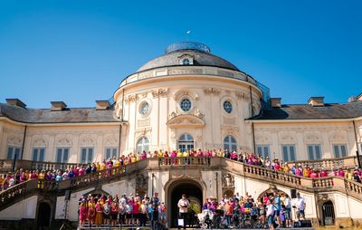 Schloss Solitude, Außenansicht des Schlosses mit einem Gospelchor auf der Ehrentreppe