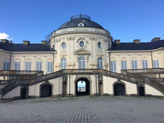 Schloss Solitude, Blick auf das Schloss