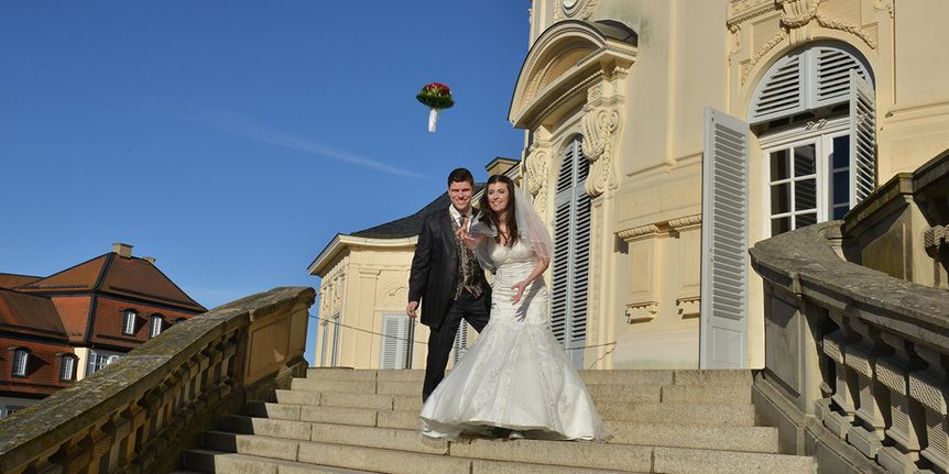 Hochzeitspaar vor Schloss Solitude