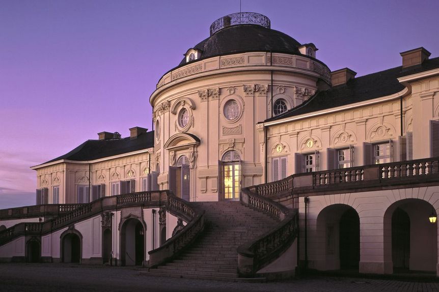 Schloss Solitude, außen, bei Nacht 