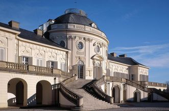 Gartenseite von Schloss Solitude mit Freitreppe und Altan