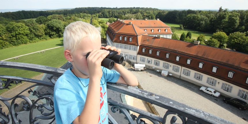 Kind auf der Kuppel von Schloss Solitude