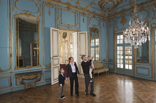 Schloss Solitude, Besucher im Saal