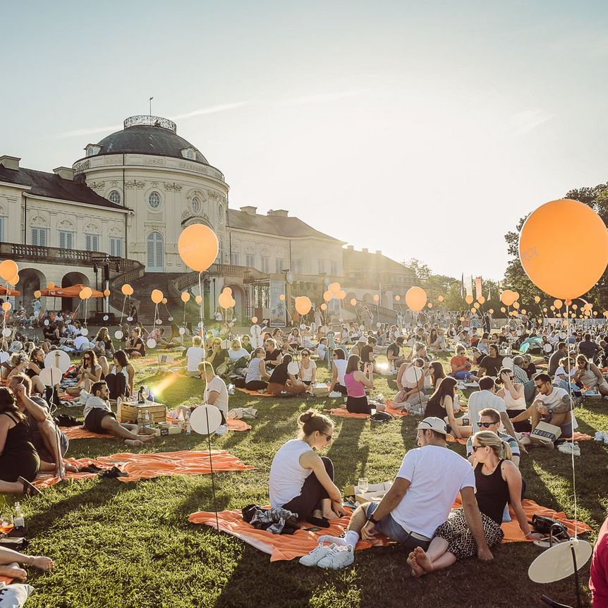 Schloss Solitude, Gäste beim Picknick vor einem Schloss