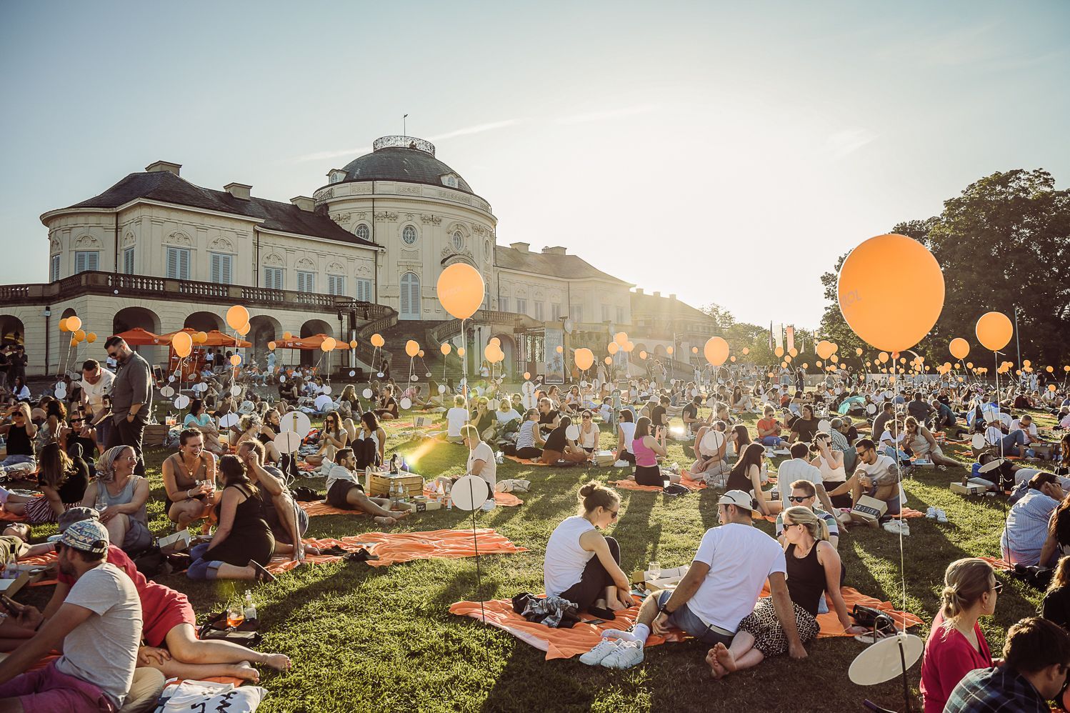 Schloss Solitude, Gäste beim Picknick vor einem Schloss