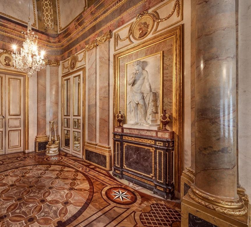 Schloss Solitude Stuttgart, Wandreliefs im Marmorsaal